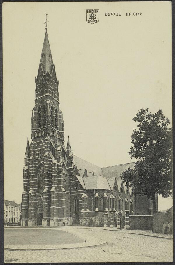 Oude prentkaart van de kerk van Duffel met haar hoge torenspits